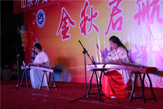 校区举行学生表彰大会暨“庆国庆•迎新生”文艺晚会