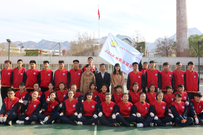 校区举行四月份升旗仪式