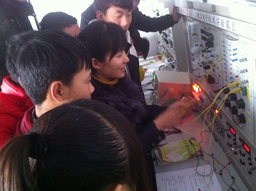 我校电气自动化专业实验室教学采风