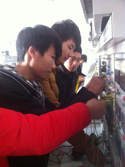 我校电气自动化专业实验室教学采风