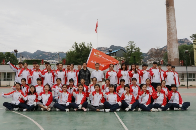 校区举行六月份升旗仪式