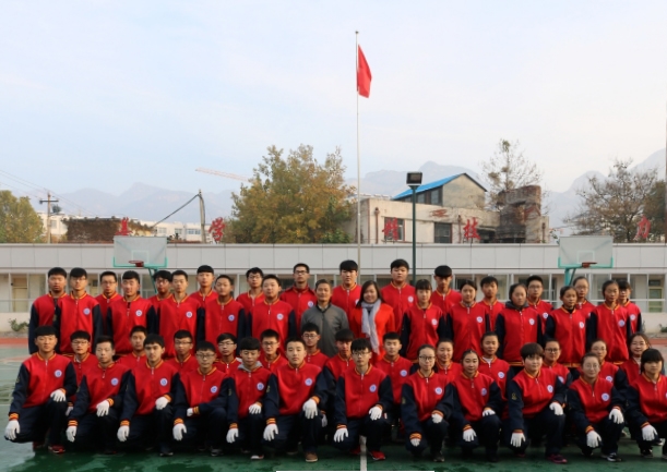 校区举行十一月份升旗暨“新生入学奖学金”颁奖仪式