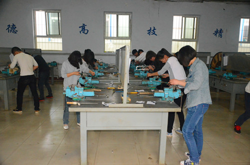 学校迎来2015年第一轮职业技能鉴定考试