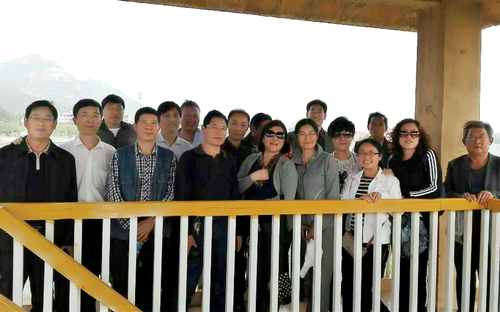 教学党支部组织踏青活动