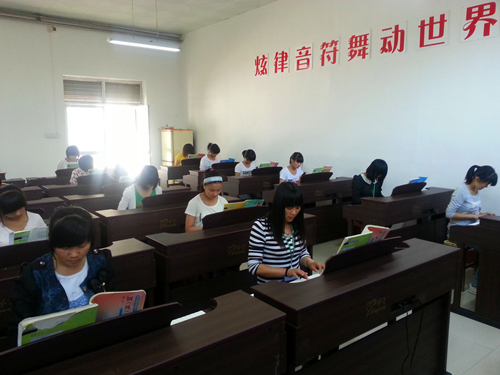 我校新建高标准教学琴房加强学前教育专业建设