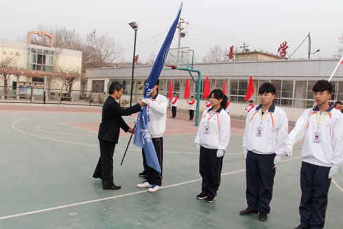 校区举行新学期首次升旗暨团总支、学生会授旗仪式