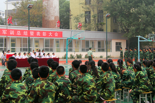 学校2014级新生军训圆满落幕