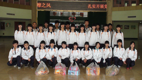 学校师生代表共访泰安市儿童福利院